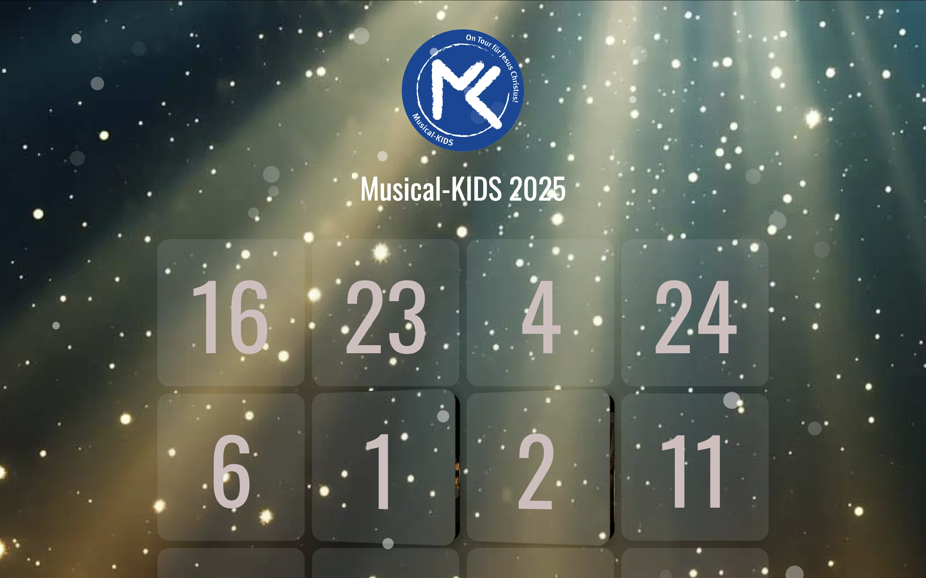 Spotlight and stardust background with large-number Advent calendar doors and the blue Musical Kids logo at the top.